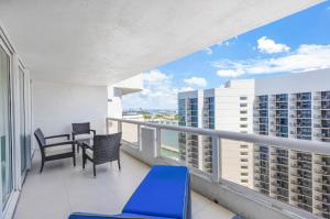 - Balcón con mesa y sillas en un edificio en Bayview Bliss Biscayne en Miami