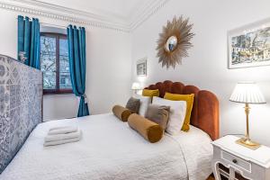 Un dormitorio con una cama grande con cortinas azules. en Château du Châtelard, en Montreux