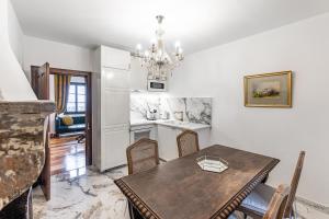 Un comedor con una mesa y una cocina. en Château du Châtelard, en Montreux