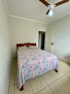Schlafzimmer mit einem Bett und einem Deckenventilator in der Unterkunft Apartamento em Olimpia in Olímpia