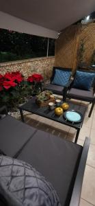 A seating area at Elegant Seaside 2 Floor Apartment