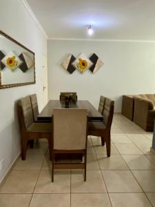 ein Esszimmer mit einem Tisch und Stühlen in der Unterkunft Apartamento em Olimpia in Olímpia