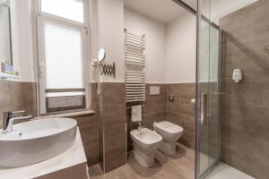 y baño con lavabo, aseo y ducha. en Best Quality Hotel Gran Mogol, en Turín