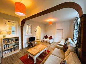 sala de estar con sofá y mesa en Orchard Cottage, en Ventnor