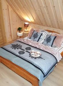 a bed in a room with a wooden ceiling at VILLA JAGODOVO niezależne piętro z 5 pokojami oraz jadalnią jest dostępny ZADZWON in Biały Dunajec