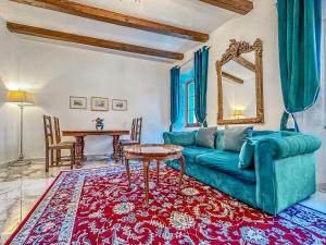 uma sala de estar com um sofá azul e uma mesa em Château du Châtelard | Unique Apartment em Montreux