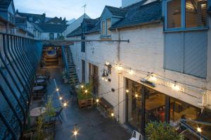 una vista aérea de un patio al aire libre con luces en The Penthouse At The Mews - 2 Bedroom Apartment - Tenby en Tenby