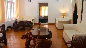 uma sala de estar com uma mesa de centro e um sofá em GOLDEN GREEN em Munnar