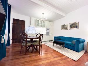 sala de estar con sofá azul y mesa en Montreux Castle | Charming Lake View Studio, en Montreux