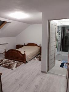 - une chambre avec un lit et une porte coulissante dans l'établissement Casa Balan, à Câmpulung Moldovenesc