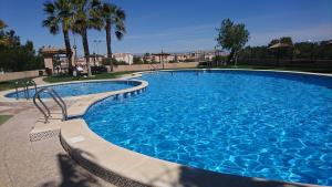 una gran piscina de agua azul en un complejo en Lovely 6-Bed Villa in Orihuela, en Orihuela