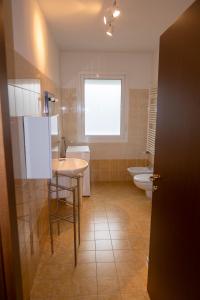 een badkamer met een wastafel en een toilet bij Bilocale Esperanto in Pianoro