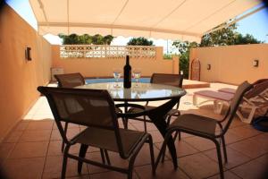 Bazén v ubytování Apartamento Pelicanos Golf & Beach - spacious and modern with terrace and private pool nebo v jeho okolí