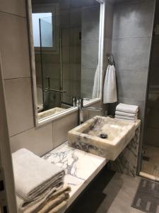 a bathroom with a marble sink and a mirror at Σαν στο σπίτι σας 1 in Tríkala