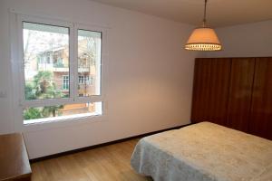 1 dormitorio con cama y ventana en Bilocale Esperanto, en Pianoro