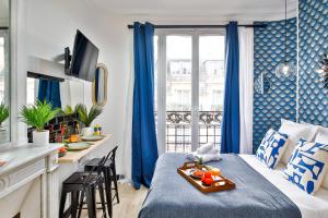 Habitación con cama, mesa y bandeja de fruta. en Apartments WS Tour Eiffel - Laos en París
