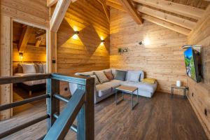 Televiisor ja/või meelelahutuskeskus majutusasutuses Les chalets d'Éléna