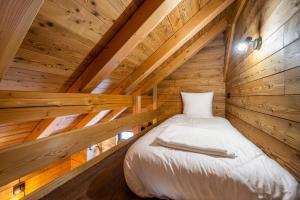 Voodi või voodid majutusasutuse Les chalets d'Éléna toas