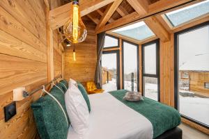 Voodi või voodid majutusasutuse Les chalets d'Éléna toas