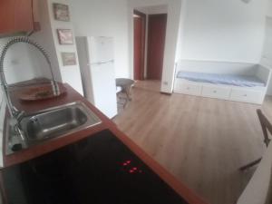 A kitchen or kitchenette at Casa al Mare con Giardino Privato