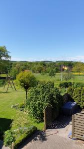 Blick auf einen Garten mit einem Park im Hintergrund in der Unterkunft Apartment Schorre in Löhne
