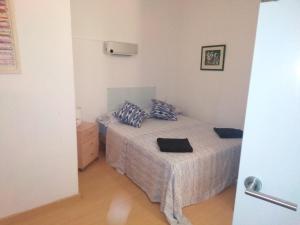 Un dormitorio con una cama con almohadas azules. en Heart Of Palma en Palma de Mallorca