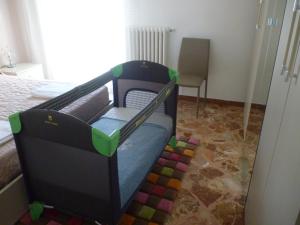 ein Schlafzimmer mit einem Etagenbett und einem Kinderbett in der Unterkunft Casa Vacanze La Perla in Matera