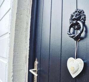 Eine Tür, an der ein Herz hängt. in der Unterkunft Fermette du volcan in Namur