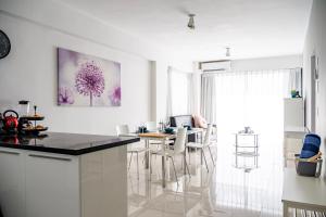 eine Küche und ein Esszimmer mit einem Tisch und Stühlen in der Unterkunft Lincoln Suite in Santo Domingo
