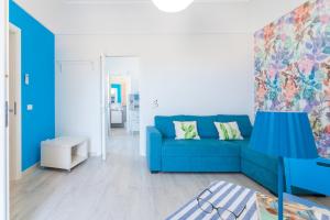 シラクーサにあるAsteria by Dimore in Sicilyの青と白のリビングルームに青のソファ