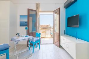 シラクーサにあるAsteria by Dimore in Sicilyの青い部屋(テーブル、テレビ付)