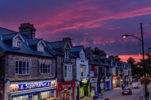 una fila de casas en una calle de la ciudad al atardecer en Vibrant City Centre - KING Bed, Entire Apartment, en Cambridge