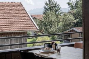 stół z talerzem jedzenia na balkonie w obiekcie Chalets Lara & Louise w mieście Rieden