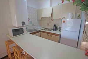 eine Küche mit einem weißen Kühlschrank und einer Arbeitsplatte in der Unterkunft Apart-rent Apartamento Gran reserva 0068 in Empuriabrava