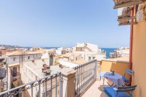 シラクーサにあるAsteria by Dimore in Sicilyの海の景色を望むバルコニー(椅子付)