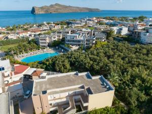una vista aérea de una villa con un complejo en Dias Hotel Apartments en Agia Marina Nea Kydonias