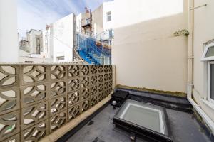 ブライトン＆ホーブにあるFLASH SALE Brighton City Centre 6 Bedroom Flat BN14BSMAの建物の脇にあるベンチ付きのバルコニー