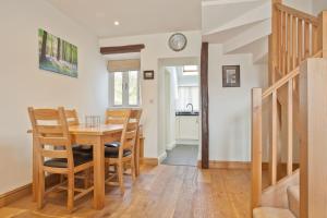 Una cocina y un comedor con mesa y sillas. en No 6 The Forge Coniston, en Coniston