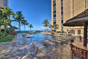 Bazén v ubytování Hotel-Zoned Oceanfront Condo in Kaanapali Resort! nebo v jeho okolí