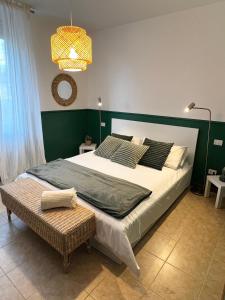 ein Schlafzimmer mit einem großen Bett und einer grünen Wand in der Unterkunft Teatro Ariston, Elegante Appartamento Centrale in Sanremo