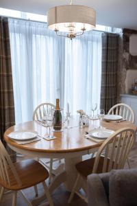 Draughton的住宿－Howgill House Barn，餐桌、桌椅和吊灯