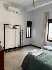 Posteľ alebo postele v izbe v ubytovaní Bonito apartamento céntrico cerca de Sevilla