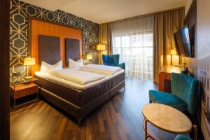 een hotelkamer met een bed en een tafel en stoelen bij Hotel Mohren in Oberstdorf