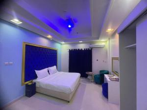 a bedroom with a bed and a purple ceiling at Golden Quba 1 in Riyadh