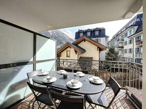 En balkon eller terrasse på Chamonix centre, 64m², 6 pers., 2 chambres, parking - FR-1-507-14