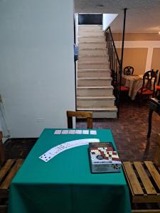 una mesa con un mantel verde y una escalera en Departamento Centro Histórico de Quito, en Quito