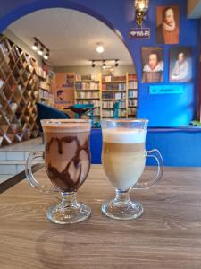 dos tazas de café sentadas en una mesa en una tienda en Departamento Centro Histórico de Quito, en Quito