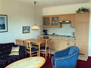 een keuken en eetkamer met een tafel en stoelen bij Haus-Atlantis-Whg-06 in Sankt Peter-Ording
