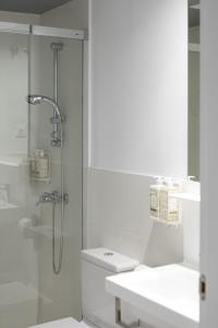 A bathroom at Apartamentos Las Torres