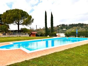 - une piscine dans la cour d'une villa dans l'établissement Agriturismo I Girasoli di Lari Appartamento indipendente 2 camere da letto, à Rivoli